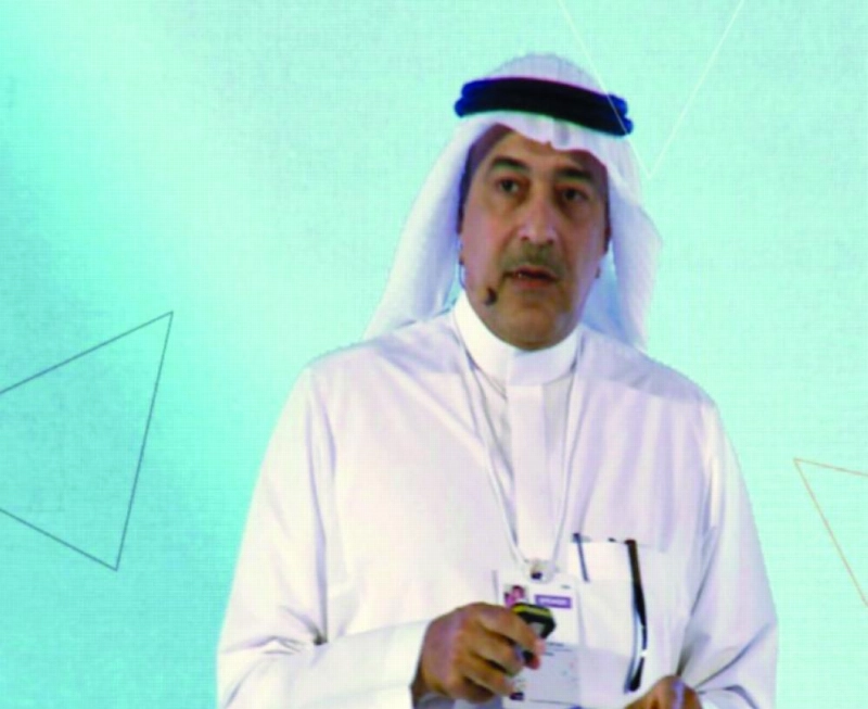 محمد بياري متحدثا خلال الملتقى (مكة)