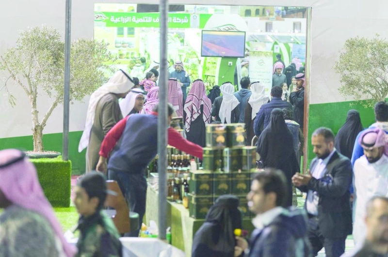 زوار داخل مهرجان الجوف (واس)