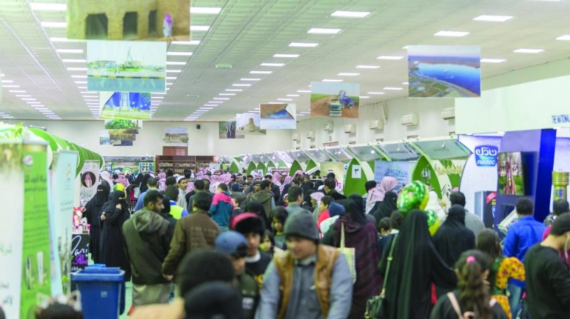 زوار داخل مهرجان الجوف (واس)