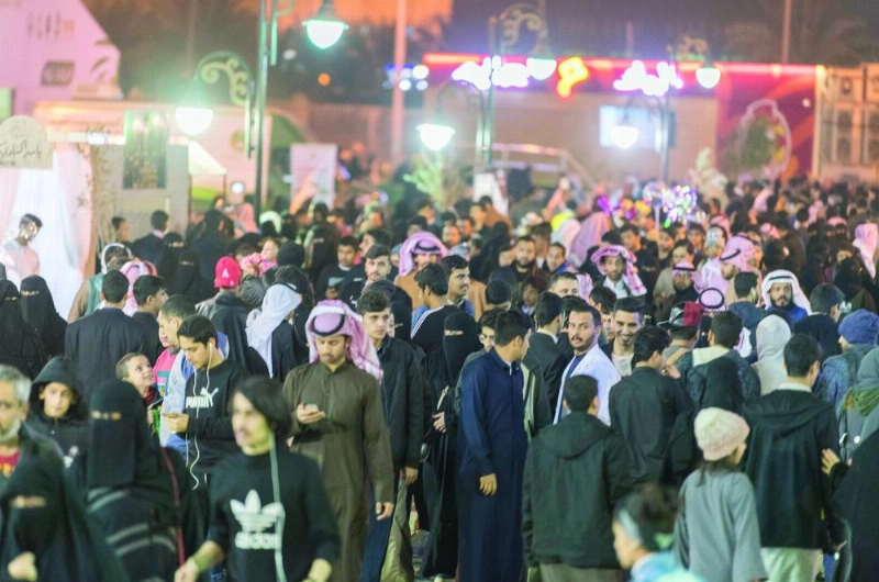 زوار داخل مهرجان الجوف (واس)