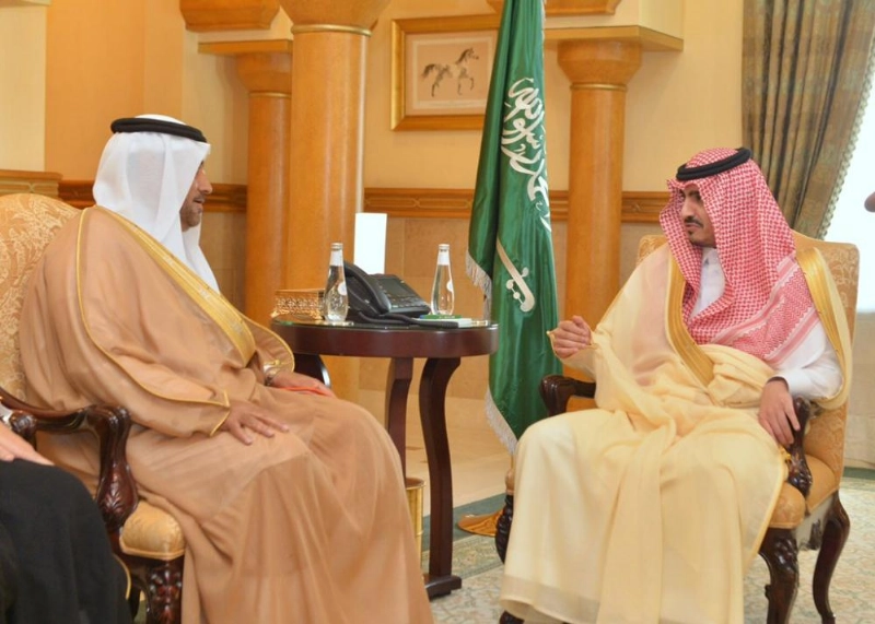 بدر بن سلطان خلال لقائه محمد العمري أمس (مكة)
