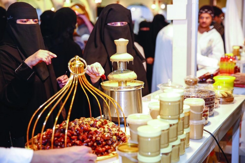 زوار يتسوقون في المهرجان (مكة)