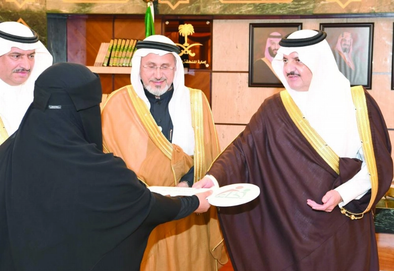 سعود بن نايف لدى تسليمه إحدى المستفيدات مفتاح منزلها (واس)
