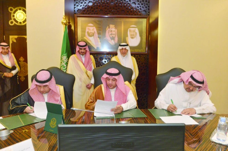 خالد الفيصل خلال توقيع الاتفاقيات (مكة)