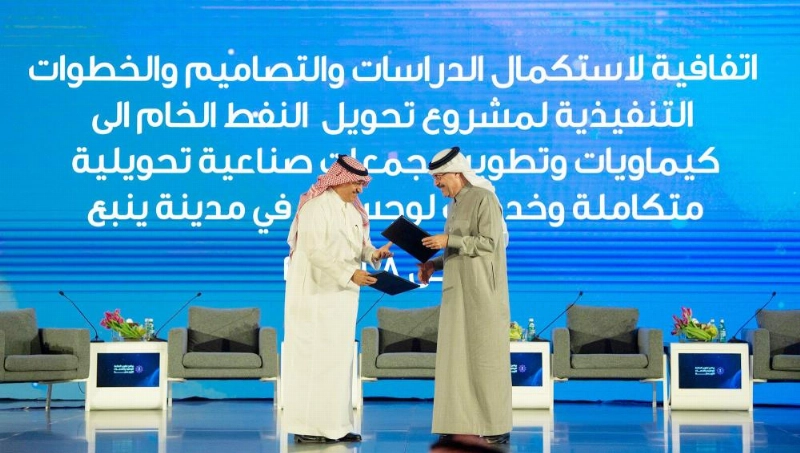 رئيسا أرامكو وسابك خلال تسلم الاتفاقية