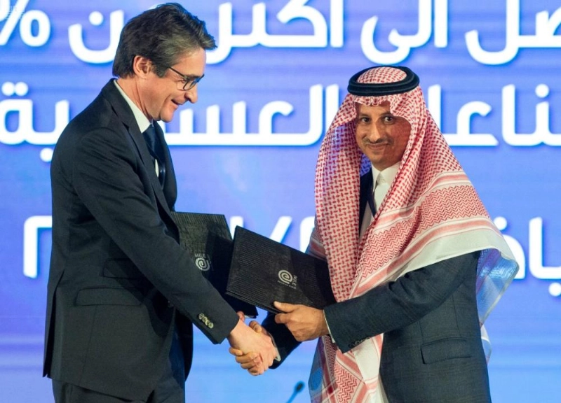 الخطيب أثناء تسلم إحدى الاتفاقيتين (واس)