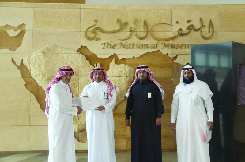 الكبيسي خلال تسليمه التراخيص للمستثمرين (مكة)