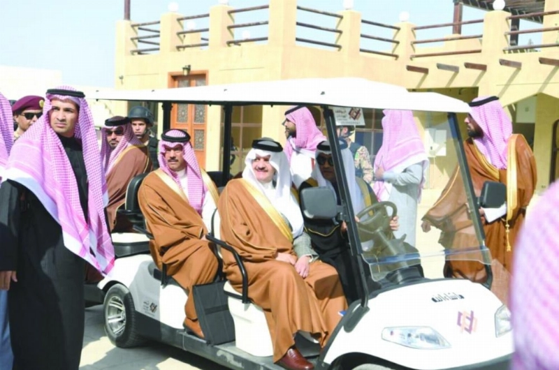سعود بن نايف خلال افتتاح مشروع تطوير العوامية (واس)