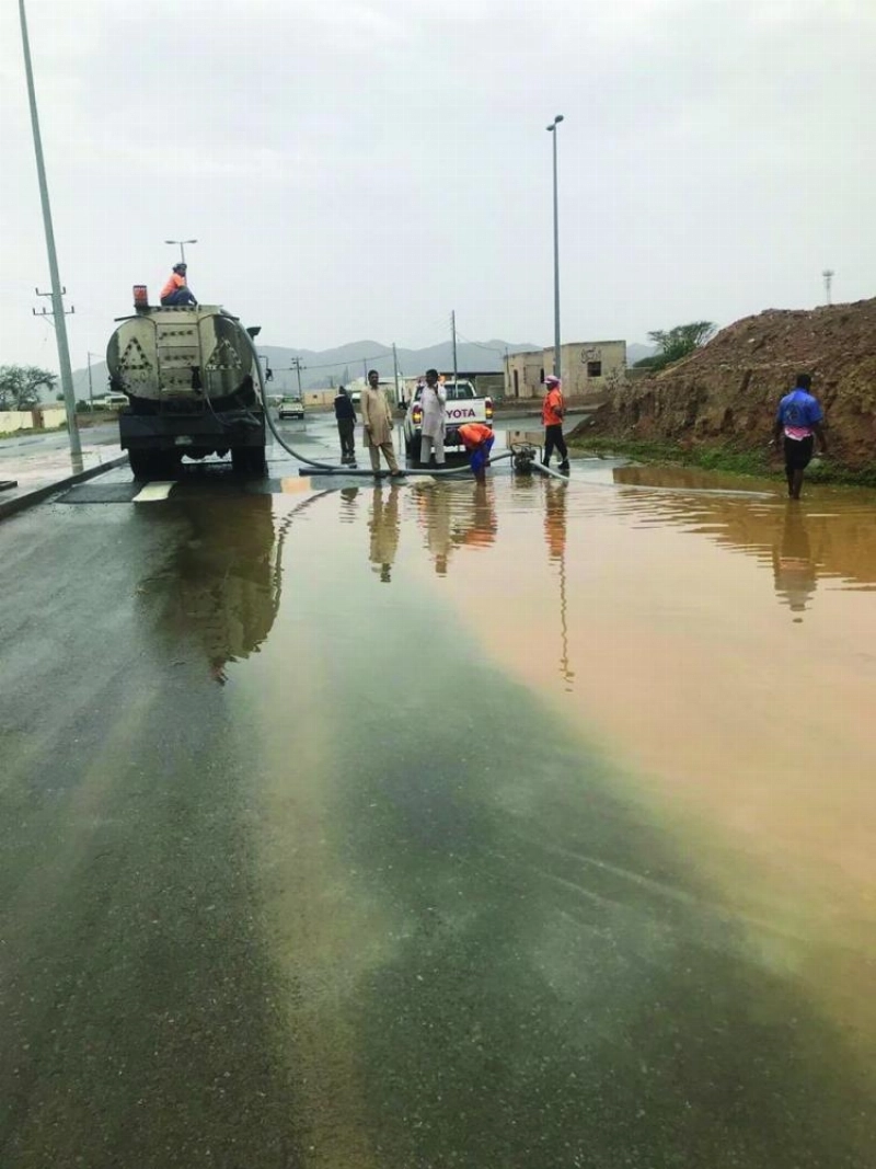 من أعمال نزح مياه الأمطار بتبوك (مكة)