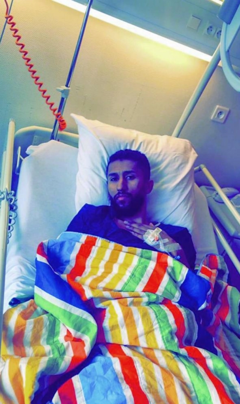سلمان الفرج بعد إجرائه العملية الجراحية (إعلامي الهلال)