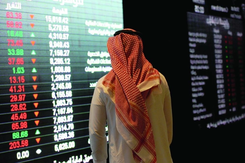 مستثمر يتابع شاشة تداول (مكة)
