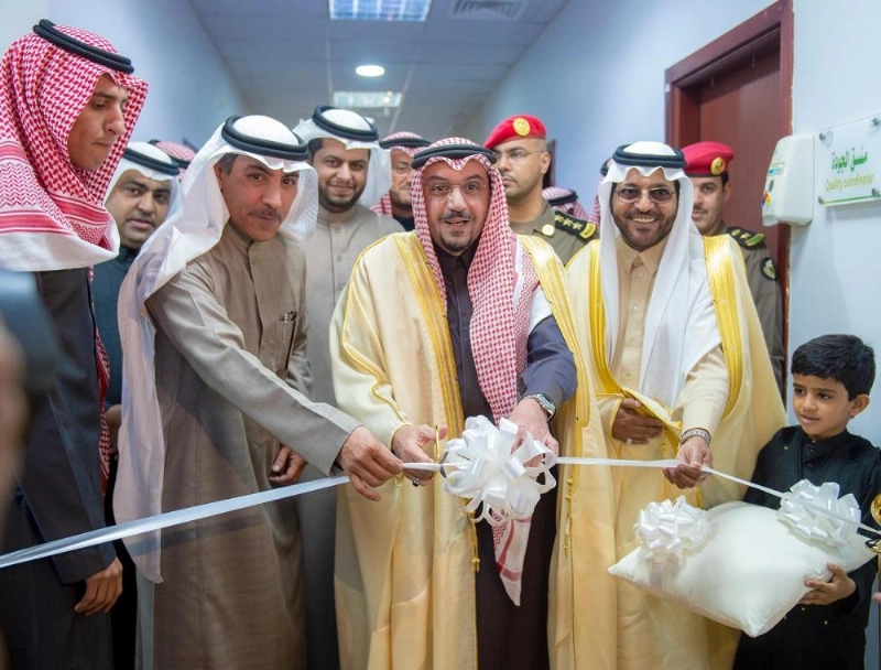 فيصل بن مشعل خلال تدشينة مشاريع تخصصي بريدة (واس)