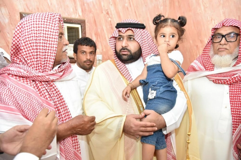 محمد بن عبدالعزيز معزيا ذوي الشهيد عائل حكمي (واس)