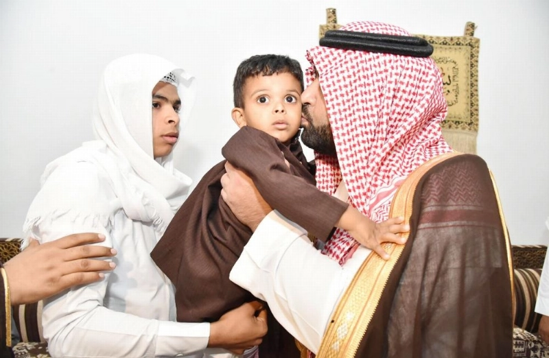 محمد بن عبدالعزيز مواسيا ذوي الشهيد محمد طوهري (واس)