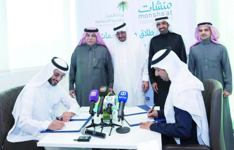 القصبي والراجحي وآل الشيخ أثناء حضور توقيع الاتفاقية (منشآت)