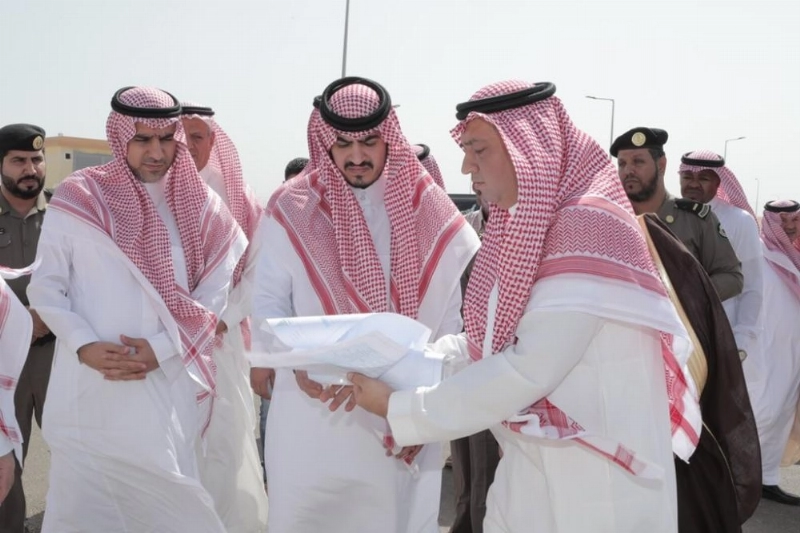 بدر بن سلطان يقف على مشروع إسكان الكامل (مكة)