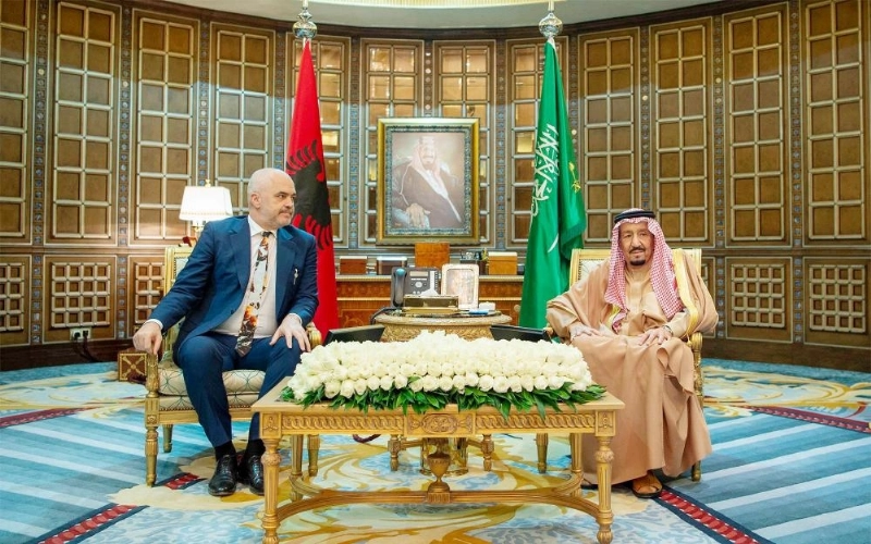 الملك سلمان خلال مباحثاته مع آدي راما في قصره بالرياض