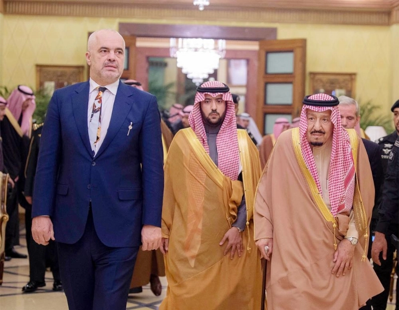 الملك سلمان مستقبلا آدي راما في قصره بالرياض (واس)