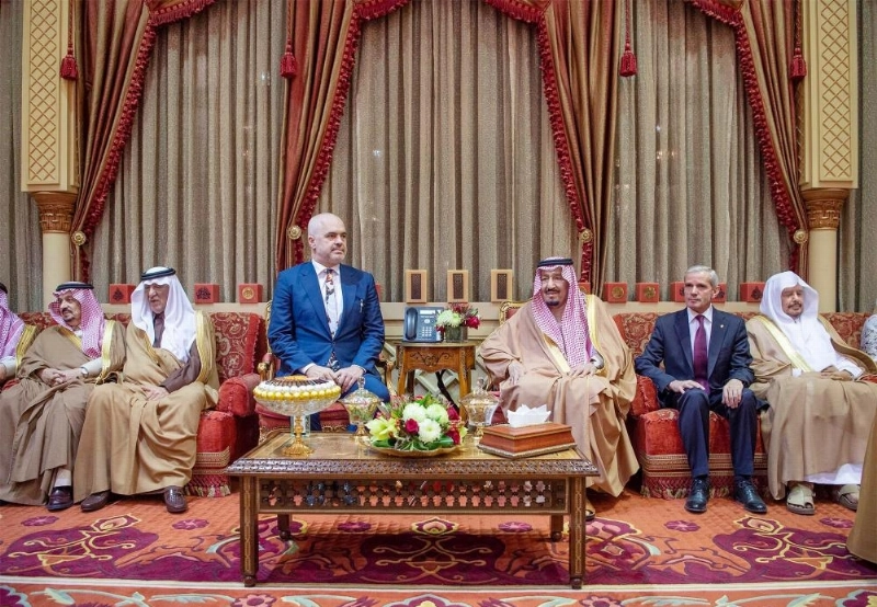 الملك سلمان مستقبلا آدي راما في قصره بالرياض (واس)