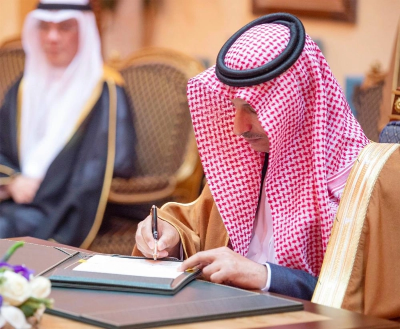 الخطيب يوقع مذكرة في مجال السياحة