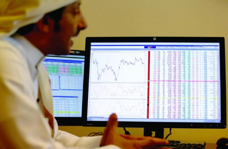 مستثمر يتابع مؤشرات تداول (مكة)