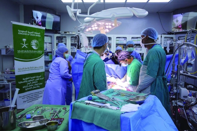 الفريق الطبي التطوعي خلال إجراء العمليات (واس)