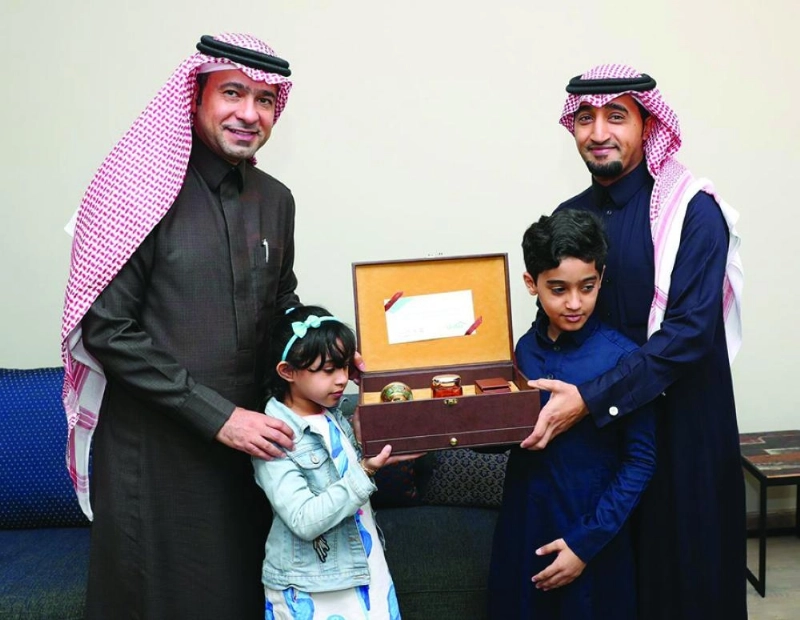 ماجد الحقيل خلال تسليم الوحدات السكنية (واس)
