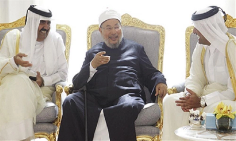 القرضاوي يتوسط الأب و الابن