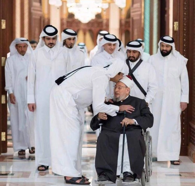 صورة تجسد رعاية قطر للقرضاوي