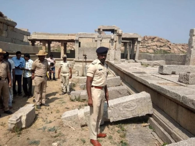 الأعمدة (Deccan Herald)
