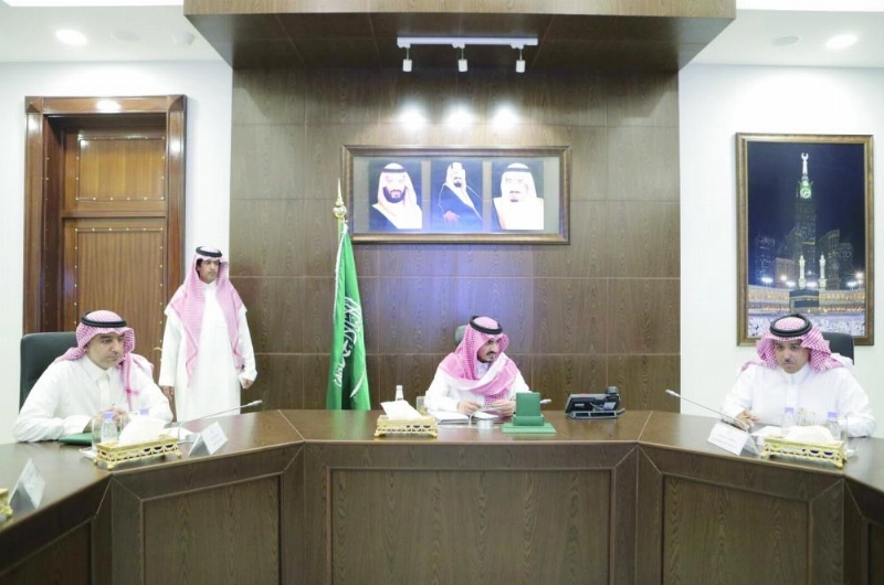 بدر بن سلطان خلال ترؤسه الاجتماع في جدة أمس (واس)