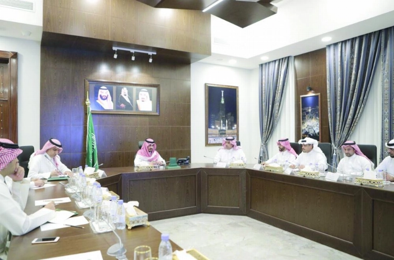 بدر بن سلطان خلال ترؤسه الاجتماع في جدة أمس (واس)
