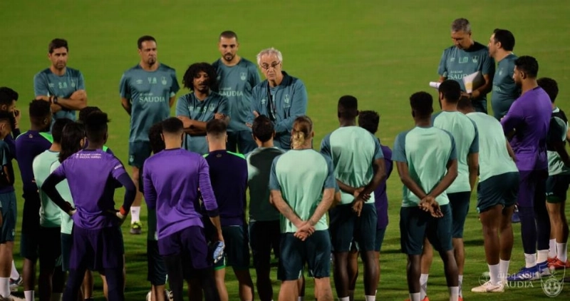 فوساتي يحيط لاعبي الأهلي بنهج المرحلة
