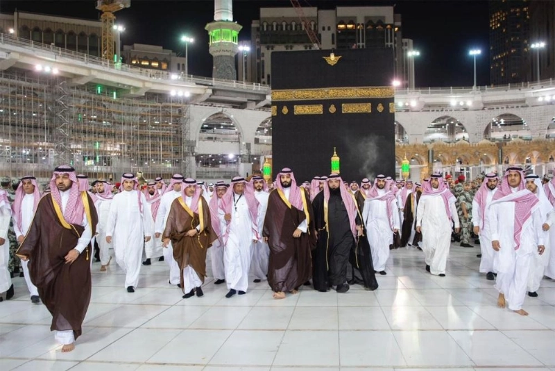 الأمير محمد بن سلمان لدى زيارته الحرم المكي واطلاعه على مشروع التوسعة