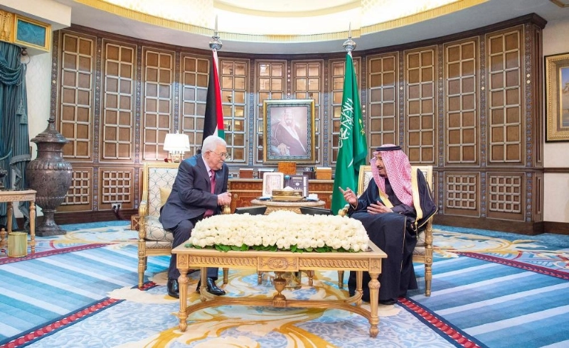 الملك سلمان خلال مباحثاته مع محمود عباس في قصره بالرياض (واس)