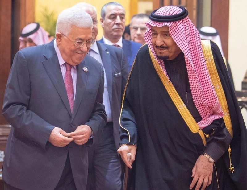 الملك سلمان لدى استقباله محمود عباس في قصره بالرياض (واس)