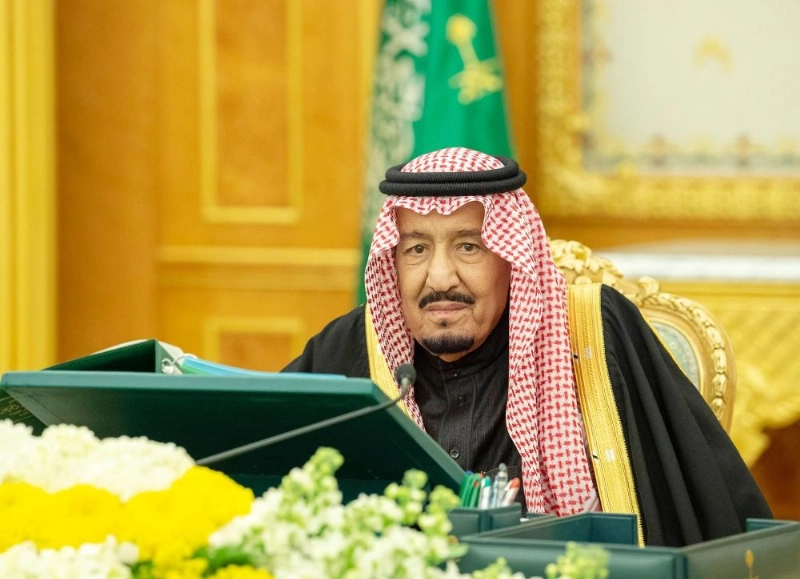 الملك سلمان لدى ترؤسه جلسة المجلس في قصر اليمامة بالرياض (واس)