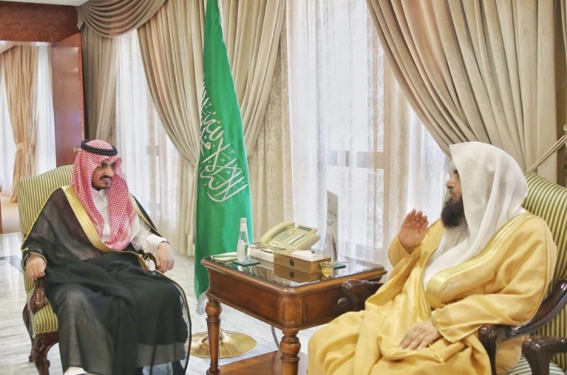 بدر بن سلطان خلال استقباله صالح بن زابن (مكة)