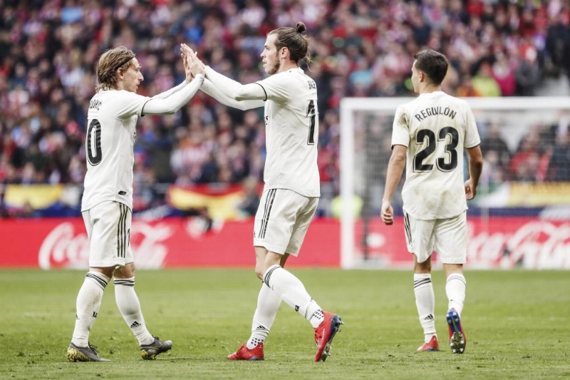 فرحة لاعبي الريال بكسب ديربي مدريد أمام أتلتيكو (د ب أ)