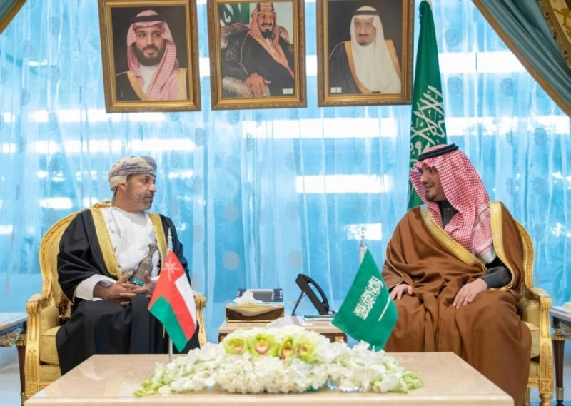 عبدالعزيز بن سعود خلال لقائه حمود البوسعيدي (واس)