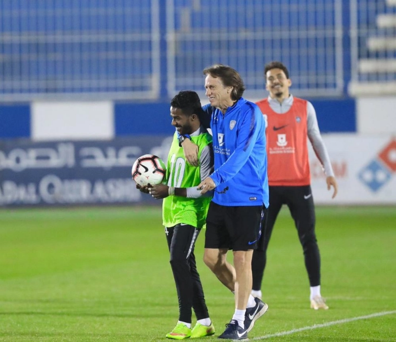 جيسوس ممازحا العابد في تدريب سابق (إعلامي الهلال)