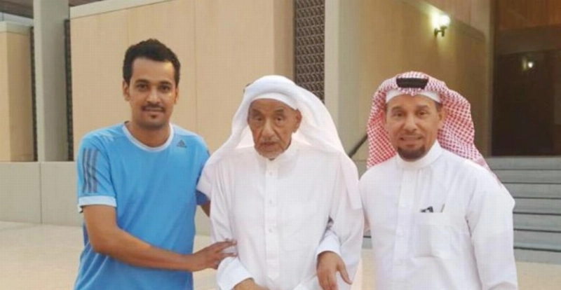 الزير في إحدى زياراته الأخيرة لنادي الرياض (مكة)