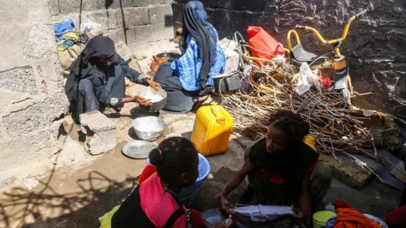 اليمنيون يعانون من الجوع والميليشيات تقصف قوتهم اليومي (مكة)