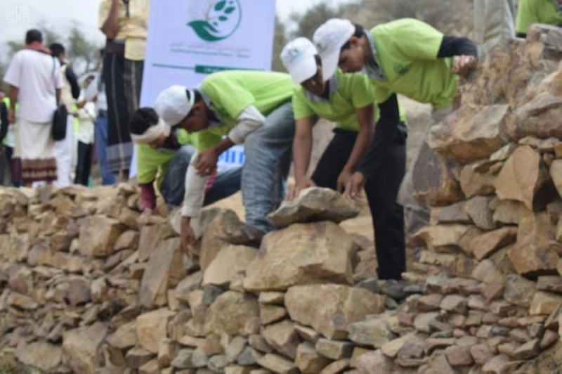 فرص عمل وفرها مركز الملك سلمان للإغاثة للشباب (واس)