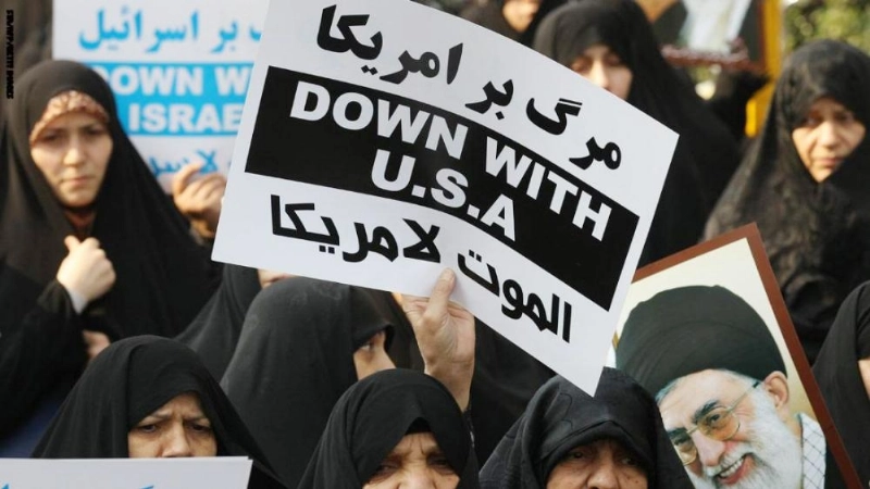 إيرانيون يرفعون الشعار الذي يردده النظام (مكة)