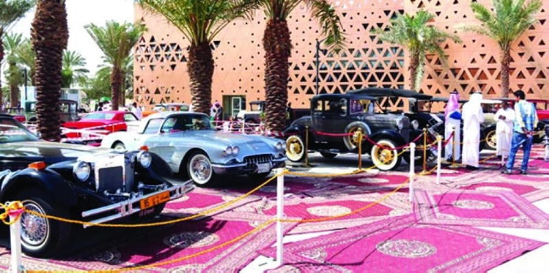جانب من السيارات المشاركة في المهرجان (مكة)
