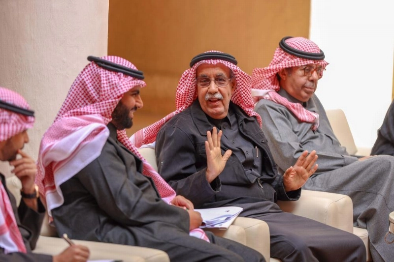 بدر بن عبدالله خلال اجتماعه بنخبة من الأدباء والفنانين (واس)