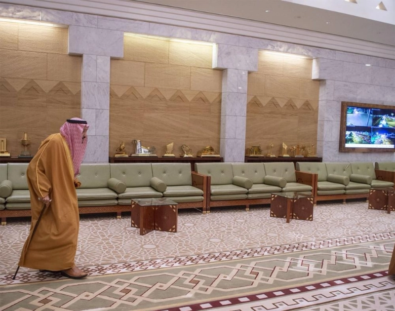الملك سلمان لحظة دخوله مكتبه السابق في قصر الحكم