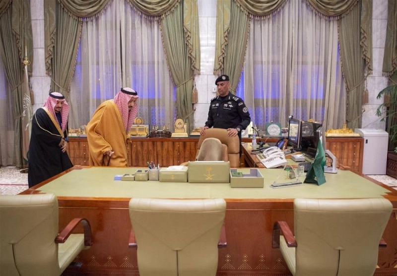 وهنا يستعد للجلوس على كرسي هندسة الرياض