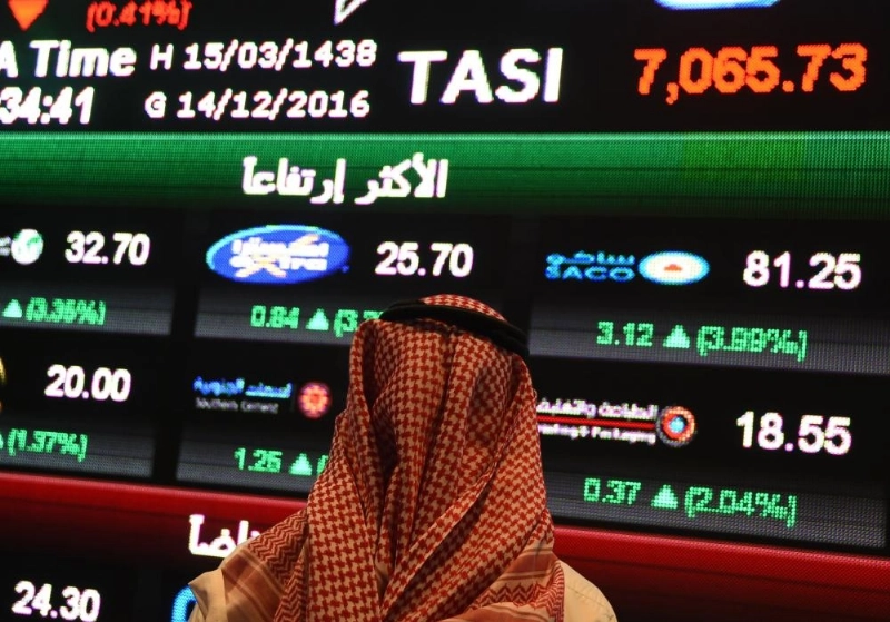 مستثمر يتابع مؤشرات تداول (مكة)